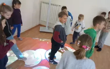 Spektakl teatralny &bdquo;Wyobraźnia czeka ukryta w bibliotekach&rdquo; w ramach Tygodnia Bibliotek 8