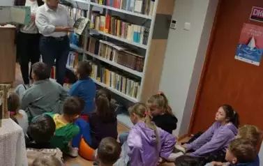 Spektakl teatralny &bdquo;Wyobraźnia czeka ukryta w bibliotekach&rdquo; w ramach Tygodnia Bibliotek 12