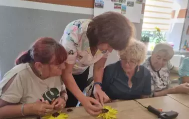 Wizyta senior&oacute;w ze Skalbmierza w Klubie Seniora w Kocinie 10