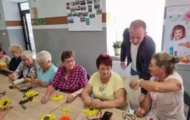 Wizyta senior&oacute;w ze Skalbmierza w Klubie Seniora w Kocinie 12