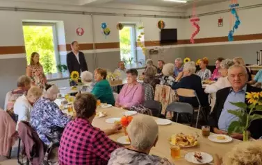 Wizyta senior&oacute;w ze Skalbmierza w Klubie Seniora w Kocinie 21