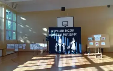 Uroczyste spotkanie podsumowujące konkurs profilaktyczny pn. &bdquo;Rodzina wolna od przemocy &ndash; przyszłość bez uzależnień&rdquo;  oraz wręczenie medali &bdquo;Za Długoletnią Służbę&rdquo;.  36