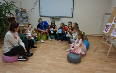 Radosne obchody Dnia Pluszowego Misia w Bibliotece w Opatowcu 7