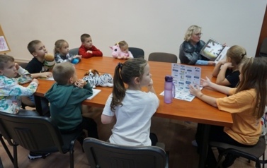 Radosne obchody Dnia Pluszowego Misia w Bibliotece w Opatowcu 9