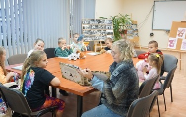 Radosne obchody Dnia Pluszowego Misia w Bibliotece w Opatowcu 10