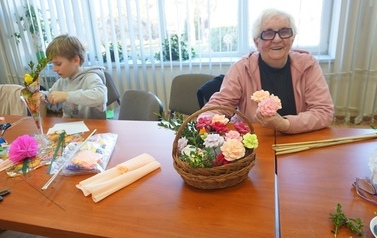 Międzypokoleniowe Warsztaty Wielkanocne w Instytucji Kultury w Opatowcu 4