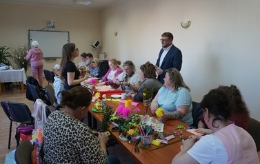 Międzypokoleniowe Warsztaty Wielkanocne w Instytucji Kultury w Opatowcu 10