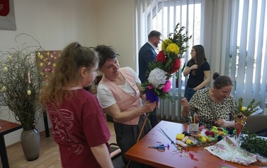 Międzypokoleniowe Warsztaty Wielkanocne w Instytucji Kultury w Opatowcu 13
