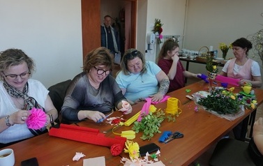 Międzypokoleniowe Warsztaty Wielkanocne w Instytucji Kultury w Opatowcu 16