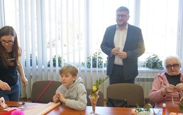 Międzypokoleniowe Warsztaty Wielkanocne w Instytucji Kultury w Opatowcu 30
