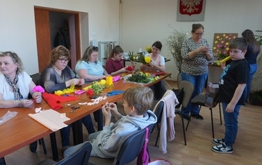 Międzypokoleniowe Warsztaty Wielkanocne w Instytucji Kultury w Opatowcu 33