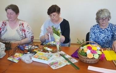 Międzypokoleniowe Warsztaty Wielkanocne w Instytucji Kultury w Opatowcu 34