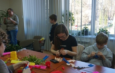Międzypokoleniowe Warsztaty Wielkanocne w Instytucji Kultury w Opatowcu 45