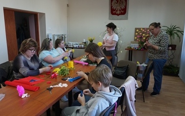 Międzypokoleniowe Warsztaty Wielkanocne w Instytucji Kultury w Opatowcu 49