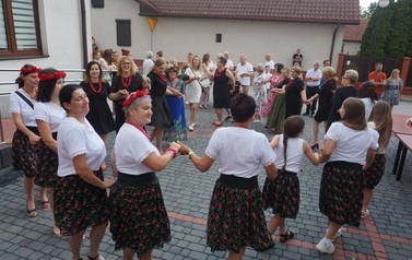 Wianki nad Wisłą w Opatowcu &ndash; tradycja, integracja i edukacja międzypokoleniowa 1