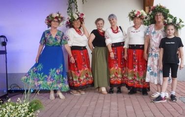 Wianki nad Wisłą w Opatowcu &ndash; tradycja, integracja i edukacja międzypokoleniowa 7