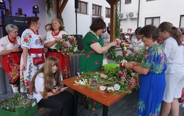 Wianki nad Wisłą w Opatowcu &ndash; tradycja, integracja i edukacja międzypokoleniowa 16