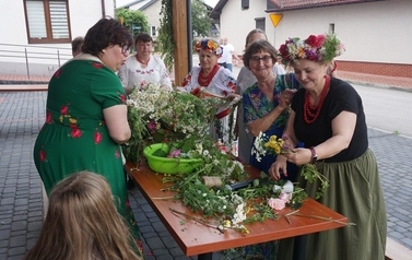 Wianki nad Wisłą w Opatowcu &ndash; tradycja, integracja i edukacja międzypokoleniowa 17