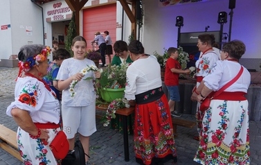 Wianki nad Wisłą w Opatowcu &ndash; tradycja, integracja i edukacja międzypokoleniowa 19