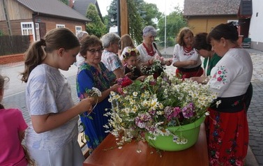 Wianki nad Wisłą w Opatowcu &ndash; tradycja, integracja i edukacja międzypokoleniowa 20