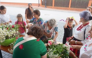 Wianki nad Wisłą w Opatowcu &ndash; tradycja, integracja i edukacja międzypokoleniowa 21