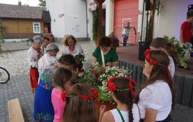 Wianki nad Wisłą w Opatowcu &ndash; tradycja, integracja i edukacja międzypokoleniowa 24