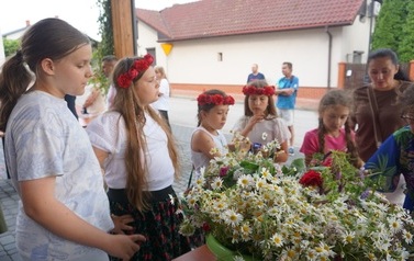 Wianki nad Wisłą w Opatowcu &ndash; tradycja, integracja i edukacja międzypokoleniowa 25