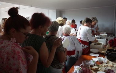 Wianki nad Wisłą w Opatowcu &ndash; tradycja, integracja i edukacja międzypokoleniowa 26