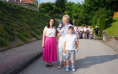 Wianki nad Wisłą w Opatowcu &ndash; tradycja, integracja i edukacja międzypokoleniowa 35
