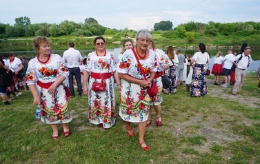 Wianki nad Wisłą w Opatowcu &ndash; tradycja, integracja i edukacja międzypokoleniowa 42