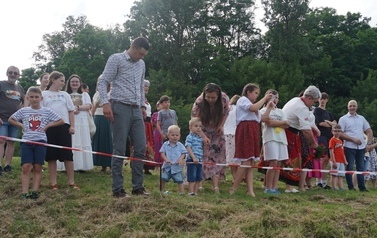 Wianki nad Wisłą w Opatowcu &ndash; tradycja, integracja i edukacja międzypokoleniowa 52