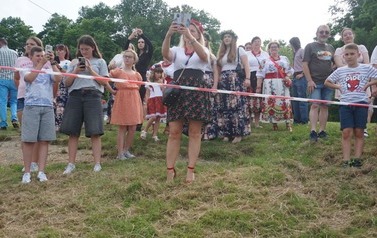 Wianki nad Wisłą w Opatowcu &ndash; tradycja, integracja i edukacja międzypokoleniowa 53