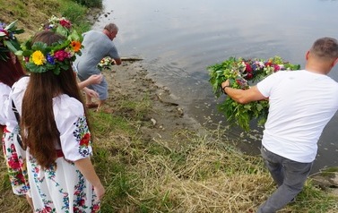 Wianki nad Wisłą w Opatowcu &ndash; tradycja, integracja i edukacja międzypokoleniowa 58