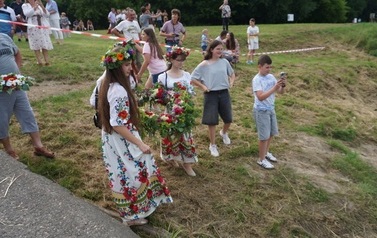 Wianki nad Wisłą w Opatowcu &ndash; tradycja, integracja i edukacja międzypokoleniowa 59