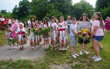 Wianki nad Wisłą w Opatowcu &ndash; tradycja, integracja i edukacja międzypokoleniowa 64