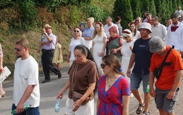 Wianki nad Wisłą w Opatowcu &ndash; tradycja, integracja i edukacja międzypokoleniowa 73