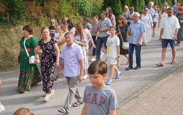 Wianki nad Wisłą w Opatowcu &ndash; tradycja, integracja i edukacja międzypokoleniowa 75