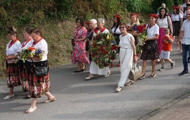 Wianki nad Wisłą w Opatowcu &ndash; tradycja, integracja i edukacja międzypokoleniowa 77