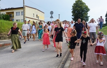 Wianki nad Wisłą w Opatowcu &ndash; tradycja, integracja i edukacja międzypokoleniowa 86