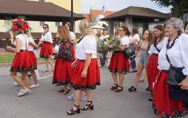 Wianki nad Wisłą w Opatowcu &ndash; tradycja, integracja i edukacja międzypokoleniowa 87