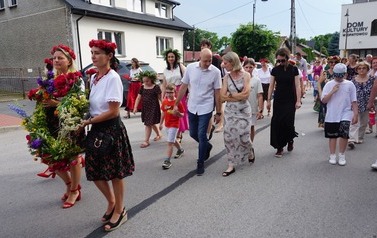 Wianki nad Wisłą w Opatowcu &ndash; tradycja, integracja i edukacja międzypokoleniowa 89