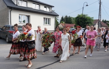 Wianki nad Wisłą w Opatowcu &ndash; tradycja, integracja i edukacja międzypokoleniowa 90
