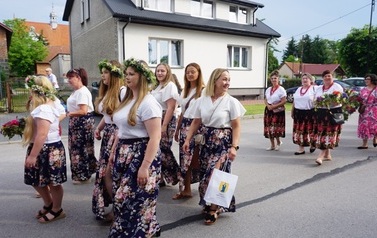 Wianki nad Wisłą w Opatowcu &ndash; tradycja, integracja i edukacja międzypokoleniowa 91