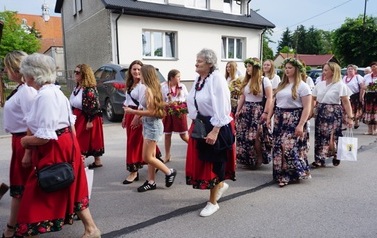 Wianki nad Wisłą w Opatowcu &ndash; tradycja, integracja i edukacja międzypokoleniowa 92
