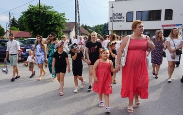 Wianki nad Wisłą w Opatowcu &ndash; tradycja, integracja i edukacja międzypokoleniowa 95