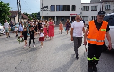 Wianki nad Wisłą w Opatowcu &ndash; tradycja, integracja i edukacja międzypokoleniowa 96