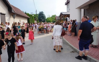 Wianki nad Wisłą w Opatowcu &ndash; tradycja, integracja i edukacja międzypokoleniowa 98