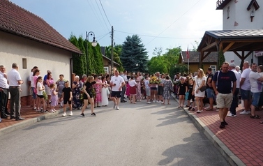 Wianki nad Wisłą w Opatowcu &ndash; tradycja, integracja i edukacja międzypokoleniowa 100