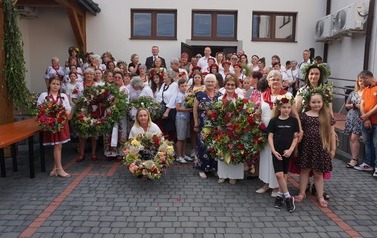 Wianki nad Wisłą w Opatowcu &ndash; tradycja, integracja i edukacja międzypokoleniowa 101