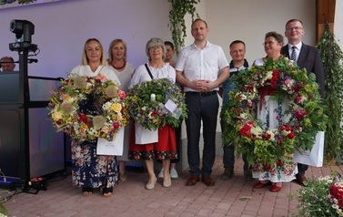 Wianki nad Wisłą w Opatowcu &ndash; tradycja, integracja i edukacja międzypokoleniowa 103